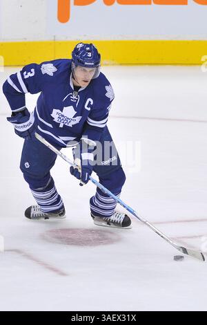 13 décembre 2011 - Toronto, Ontario, Canada - 13 décembre 2011 - Toronto, Ontario, Canada. Le capitaine de Toronto, Dion Phaneuf (3), déplace le palet hors de la zone de Toronto en première période lors du match des Hurricanes de Caroline de la LNH contre les Maple Leafs de Toronto au Centre Air Canada. Toronto a gagné 2-1 en prolongation. (Crédit image : © Gary Angus/Southcreek/ZUMAPRESS.com) Banque D'Images