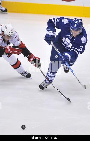 13 décembre 2011 - Toronto, Ontario, Canada - 13 décembre 2011 - Toronto, Ontario, Canada. Le capitaine de Toronto, Dion Phaneuf (3), donne une passe en troisième période lors du match des Hurricanes de Caroline de la LNH contre les Maple Leafs de Toronto au Centre Air Canada. Toronto a gagné 2-1 en prolongation. (Crédit image : © Gary Angus/Southcreek/ZUMAPRESS.com) Banque D'Images