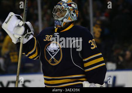 13 décembre 2011 : le gardien de but de Buffalo Ryan Miller #30 lors du match de hockey de la LNH entre les sénateurs d’Ottawa @ Sabres de Buffalo. (Crédit image : © Nick Loverde/Cal Sport Media/ZUMAPRESS.com) Banque D'Images