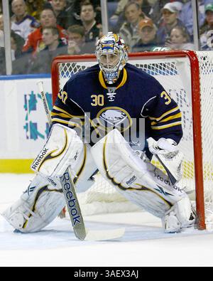13 décembre 2011 : le gardien de but de Buffalo Ryan Miller #30 lors du match de hockey de la LNH entre les sénateurs d’Ottawa @ Sabres de Buffalo. (Crédit image : © Nick Loverde/Cal Sport Media/ZUMAPRESS.com) Banque D'Images