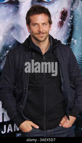 11 janvier 2012 - Los Angeles, Californie, États-Unis - Bradley Cooper. La première de Los Angeles de ''The Grey'' a eu lieu au Regal Cinemas, L.A.LIVE, Los Angeles, CA. 2012 janvier.(image crédit : © TLeopold/Globe photos/ZUMAPRESS.com) Banque D'Images