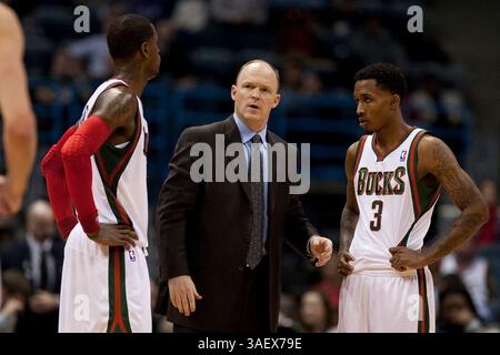 12 janvier 2012 Milwaukee, WI. Bradley Center..L'entraîneur-chef des Bucks de Milwaukee Scott Skiles..les pistons de Detroit ont perdu contre les Bucks de Milwaukee 93-102. Mike McGinnis/CSM. (Crédit image : © Mike McGinnis/Cal Sport Media/ZUMAPRESS.com) Banque D'Images