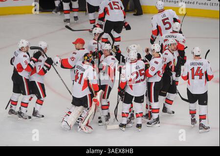 12 janvier 2012 - New York, New York, U. S - Craig Anderson (41), gardien des sénateurs d'Ottawa, et ses coéquipiers célèbrent leur victoire sur les Rangers de New York après une action dans la LNH entre les sénateurs d'Ottawa et les Rangers de New York au Madison Square Garden. Les sénateurs ont battu les Rangers 3-0. (Crédit image : © Will Schneekloth/Southcreek/ZUMAPRESS.com) Banque D'Images