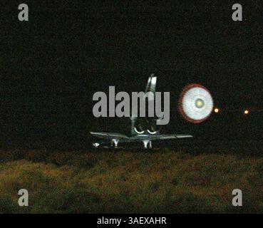 09 août 2005 ; Edwards Air Force base, CA, USA ; la navette spatiale Discovery STS-114 atterrit à Edwards Air Force base, Californie aux premières heures du mardi 09 août 2005. La première navette à atterrir depuis la catastrophe de Columbia.. (Crédit image : Armando Arorizo/ZUMAPRESS.com) Banque D'Images