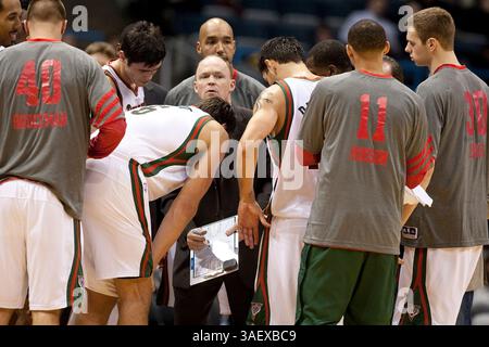 12 janvier 2012 Milwaukee, WI. Bradley Center..L'entraîneur-chef des Bucks de Milwaukee Scott Skiles..les pistons de Detroit ont perdu contre les Bucks de Milwaukee 93-102. Mike McGinnis/CSM. (Crédit image : © Mike McGinnis/Cal Sport Media/ZUMAPRESS.com) Banque D'Images