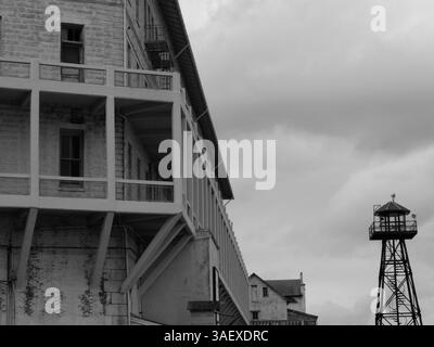 11 janvier 2012 - San Francisco, Californie, États-Unis - vue de l'île d'Alcatraz dans la baie de San Francisco, longtemps l'une des prisons les plus célèbres des États-Unis. Alcatraz Island est une île située dans la baie de San Francisco, à 1,5 milles (2.4Êkm) au large de San Francisco, Californie, États-Unis. Souvent appelée « le Rocher » ou simplement « Traz », la petite île a été développée avec des installations pour un phare, une fortification militaire, une prison militaire et une prison fédérale du Bureau fédéral des prisons jusqu'en 1963. (Crédit image : © Tim Wagner/ZUMAPRESS.com) Banque D'Images