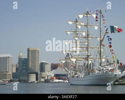 30 juin 2004 ; Baltimore, MD, États-Unis ; le grand voilier Cuauhtemoc de la marine mexicaine entraine dans le port de Baltimore pour un séjour de cinq jours pendant la « Sailabration » de Baltimore célébrant le 4 juillet dans le port intérieur. Le Cuauhtemoc sert de navire d'entraînement pour la marine mexicaine. Le navire a parcouru 424 945 milles marins en 3 316 jours nautiques. En plus de participer à l'Osaka World Sail '83 et à la Columbus Regatta en 1992, Cuauhtemoc a effectué une croisière autour du monde en 1990. . (Crédit image : James Berglie/ZUMAPRESS.com) Banque D'Images