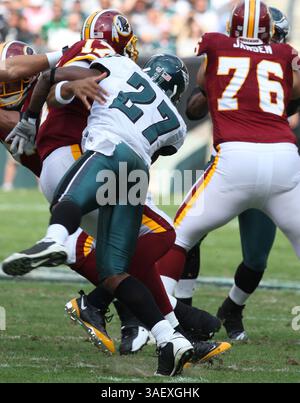 05 oct. 2008 - Philadelphie, Pennsylvanie, États-Unis - Philadelphia Eagles Safety #27 QUINTIN MIKELL met le quarterback #17 des Redskins de Washington JASON CAMPBELL pour la défaite. Les Eagles de Philadelphie ont perdu contre les Redskins de Washington 23-17 au Lincoln Financial Field à Philadelphie, PA (crédit image : Tom Briglia/ZUMAPRESS.com) Banque D'Images