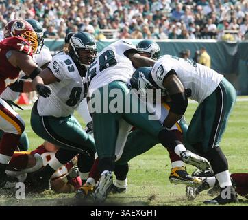 05 oct. 2008 - Philadelphie, Pennsylvanie, États-Unis - le linebacker #56 des Philadelphia Eagles AKEEM JORDON et le défensive end #75 JUQUA PARKER saccagent le quarterback #17 des Washington Redskins JASON CAMPBELL pour la défaite. Les Eagles de Philadelphie ont perdu contre les Redskins de Washington 23-17 au Lincoln Financial Field à Philadelphie, PA (crédit image : Tom Briglia/ZUMAPRESS.com) Banque D'Images