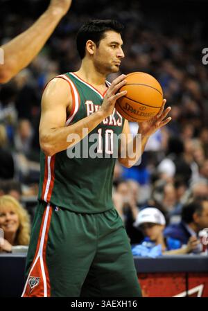 13 janvier 2012 : Carlos Delfino, petit attaquant des Bucks de Milwaukee, #10 lors d'un match NBA entre les Bucks de Milwaukee et les Mavericks de Dallas au American Airlines Center de Dallas, TX Dallas a battu Milwaukee 102-76(crédit image : © Albert Pena/Cal Sport Media/ZUMAPRESS.com) Banque D'Images