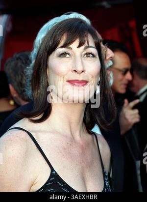 01 juin 1998 ; Los Angeles, CA, États-Unis ; L'actrice ANJELICA HUSTON aux Oscars 1998. (Crédit image : Vince Bucci/ZUMAPRESS.com) Banque D'Images
