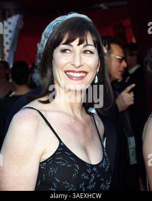 01 juin 1998 ; Los Angeles, CA, États-Unis ; L'actrice ANJELICA HUSTON aux Oscars 1998. (Crédit image : Vince Bucci/ZUMAPRESS.com) Banque D'Images