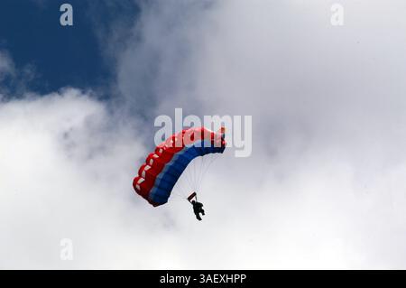 13 mai 2003 ; Boise, ID, États-Unis ; un smokejumper du Bureau of Land Management flotte du ciel lors d'un saut d'entraînement à l'extérieur d'Idaho City, Idaho. Ils sautent d'une altitude d'environ 1500 pieds. Smokejumpers sont des pompiers spécialement formés qui utilisent des parachutes pour tomber près d'un incendie, où les camions ne peuvent pas atteindre. L'entraînement Smokejumper est intensif et consiste en beaucoup d'entraînement physique ainsi que l'entraînement en parachutisme. Le taux de lavage est souvent élevé, principalement en raison de blessures. Il y a beaucoup de compétition pour entrer dans l'entraînement smokejumper. L'expérience dans la lutte contre les feux de forêt est un must, nous Banque D'Images