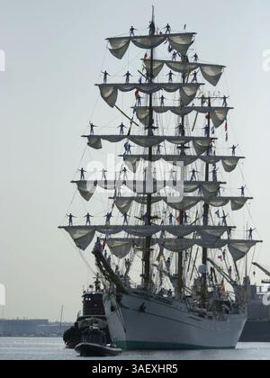 30 juin 2004 ; Baltimore, MD, États-Unis ; le grand voilier Cuauhtemoc de la marine mexicaine entraine dans le port de Baltimore pour un séjour de cinq jours pendant la « Sailabration » de Baltimore célébrant le 4 juillet dans le port intérieur. Le Cuauhtemoc sert de navire d'entraînement pour la marine mexicaine. Le navire a parcouru 424 945 milles marins en 3 316 jours nautiques. En plus de participer à l'Osaka World Sail '83 et à la Columbus Regatta en 1992, Cuauhtemoc a effectué une croisière autour du monde en 1990. . (Crédit image : James Berglie/ZUMAPRESS.com) Banque D'Images