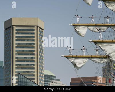 30 juin 2004 ; Baltimore, MD, États-Unis ; le grand voilier Cuauhtemoc de la marine mexicaine entraine dans le port de Baltimore pour un séjour de cinq jours pendant la « Sailabration » de Baltimore célébrant le 4 juillet dans le port intérieur. Le Cuauhtemoc sert de navire d'entraînement pour la marine mexicaine. Le navire a parcouru 424 945 milles marins en 3 316 jours nautiques. En plus de participer à l'Osaka World Sail '83 et à la Columbus Regatta en 1992, Cuauhtemoc a effectué une croisière autour du monde en 1990. . (Crédit image : James Berglie/ZUMAPRESS.com) Banque D'Images