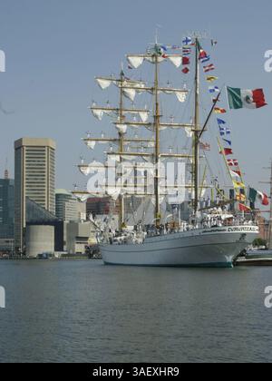 30 juin 2004 ; Baltimore, MD, États-Unis ; le grand voilier Cuauhtemoc de la marine mexicaine entraine dans le port de Baltimore pour un séjour de cinq jours pendant la « Sailabration » de Baltimore célébrant le 4 juillet dans le port intérieur. Le Cuauhtemoc sert de navire d'entraînement pour la marine mexicaine. Le navire a parcouru 424 945 milles marins en 3 316 jours nautiques. En plus de participer à l'Osaka World Sail '83 et à la Columbus Regatta en 1992, Cuauhtemoc a effectué une croisière autour du monde en 1990. . (Crédit image : James Berglie/ZUMAPRESS.com) Banque D'Images