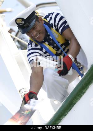 30 juin 2004 ; Baltimore, MD, États-Unis ; le grand voilier Cuauhtemoc de la marine mexicaine entraine dans le port de Baltimore pour un séjour de cinq jours pendant la « Sailabration » de Baltimore célébrant le 4 juillet dans le port intérieur. Le Cuauhtemoc sert de navire d'entraînement pour la marine mexicaine. Le navire a parcouru 424 945 milles marins en 3 316 jours nautiques. En plus de participer à l'Osaka World Sail '83 et à la Columbus Regatta en 1992, Cuauhtemoc a effectué une croisière autour du monde en 1990. . (Crédit image : James Berglie/ZUMAPRESS.com) Banque D'Images