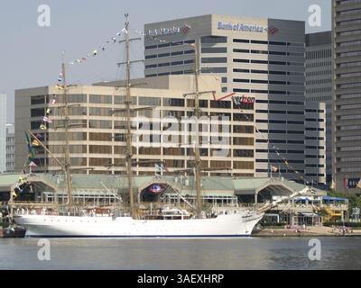 30 juin 2004 ; Baltimore, MD, États-Unis ; le Cisne Branco (White Swan), un grand voilier de 257 pieds de la marine brésilienne utilisé pour l'entraînement, arrive dans le port intérieur de Baltimore, Maryland. L’équipage du shipÕs participera aux activités et concours avec d’autres équipages de grands voiliers dans le port de Baltimore pendant les cinq prochains jours. Après le feu d'artifice dans le port intérieur pour le 4 juillet, l'équipage quittera Baltimore dans la matinée du 5 juillet. . (Crédit image : James Berglie/ZUMAPRESS.com) Banque D'Images