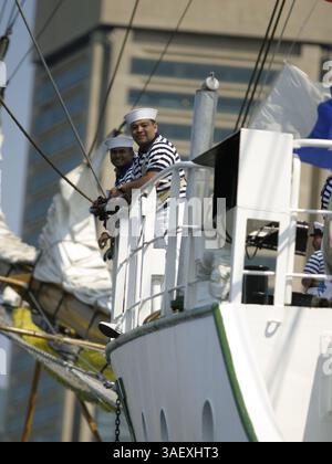 30 juin 2004 ; Baltimore, MD, États-Unis ; le grand voilier Cuauhtemoc de la marine mexicaine entraine dans le port de Baltimore pour un séjour de cinq jours pendant la « Sailabration » de Baltimore célébrant le 4 juillet dans le port intérieur. Le Cuauhtemoc sert de navire d'entraînement pour la marine mexicaine. Le navire a parcouru 424 945 milles marins en 3 316 jours nautiques. En plus de participer à l'Osaka World Sail '83 et à la Columbus Regatta en 1992, Cuauhtemoc a effectué une croisière autour du monde en 1990. . (Crédit image : James Berglie/ZUMAPRESS.com) Banque D'Images