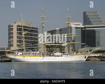 30 juin 2004 ; Baltimore, MD, États-Unis ; 269' le grand navire de la marine roumaine 'Mircea' arrive à Baltimore, Maryland pour la célébration du 150ème anniversaire de la Constellation U.S.S. L’équipage du shipÕs participera aux activités et concours avec d’autres équipages de grands voiliers dans le port de Baltimore pendant les cinq prochains jours. Après le feu d'artifice dans le port intérieur pour le 4 juillet, l'équipage quittera Baltimore dans la matinée du 5 juillet. . (Crédit image : James Berglie/ZUMAPRESS.com) Banque D'Images
