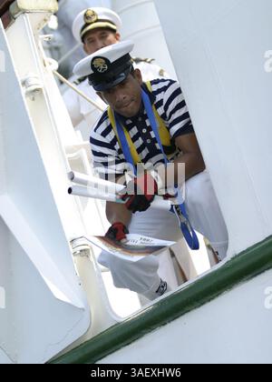 30 juin 2004 ; Baltimore, MD, États-Unis ; le grand voilier Cuauhtemoc de la marine mexicaine entraine dans le port de Baltimore pour un séjour de cinq jours pendant la « Sailabration » de Baltimore célébrant le 4 juillet dans le port intérieur. Le Cuauhtemoc sert de navire d'entraînement pour la marine mexicaine. Le navire a parcouru 424 945 milles marins en 3 316 jours nautiques. En plus de participer à l'Osaka World Sail '83 et à la Columbus Regatta en 1992, Cuauhtemoc a effectué une croisière autour du monde en 1990. . (Crédit image : James Berglie/ZUMAPRESS.com) Banque D'Images