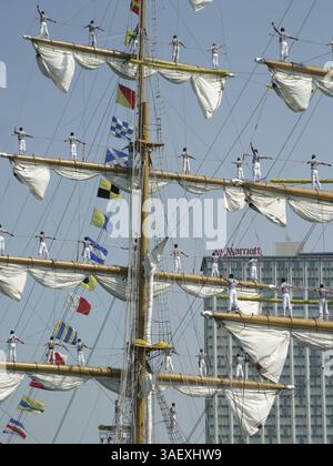 30 juin 2004 ; Baltimore, MD, États-Unis ; le grand voilier Cuauhtemoc de la marine mexicaine entraine dans le port de Baltimore pour un séjour de cinq jours pendant la « Sailabration » de Baltimore célébrant le 4 juillet dans le port intérieur. Le Cuauhtemoc sert de navire d'entraînement pour la marine mexicaine. Le navire a parcouru 424 945 milles marins en 3 316 jours nautiques. En plus de participer à l'Osaka World Sail '83 et à la Columbus Regatta en 1992, Cuauhtemoc a effectué une croisière autour du monde en 1990. . (Crédit image : James Berglie/ZUMAPRESS.com) Banque D'Images
