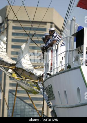 30 juin 2004 ; Baltimore, MD, États-Unis ; le grand voilier Cuauhtemoc de la marine mexicaine entraine dans le port de Baltimore pour un séjour de cinq jours pendant la « Sailabration » de Baltimore célébrant le 4 juillet dans le port intérieur. Le Cuauhtemoc sert de navire d'entraînement pour la marine mexicaine. Le navire a parcouru 424 945 milles marins en 3 316 jours nautiques. En plus de participer à l'Osaka World Sail '83 et à la Columbus Regatta en 1992, Cuauhtemoc a effectué une croisière autour du monde en 1990. . (Crédit image : James Berglie/ZUMAPRESS.com) Banque D'Images