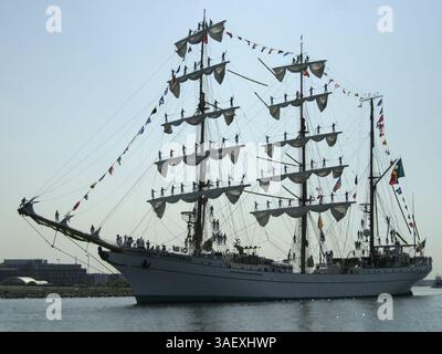 30 juin 2004 ; Baltimore, MD, États-Unis ; le grand voilier Cuauhtemoc de la marine mexicaine entraine dans le port de Baltimore pour un séjour de cinq jours pendant la « Sailabration » de Baltimore célébrant le 4 juillet dans le port intérieur. Le Cuauhtemoc sert de navire d'entraînement pour la marine mexicaine. Le navire a parcouru 424 945 milles marins en 3 316 jours nautiques. En plus de participer à l'Osaka World Sail '83 et à la Columbus Regatta en 1992, Cuauhtemoc a effectué une croisière autour du monde en 1990. . (Crédit image : James Berglie/ZUMAPRESS.com) Banque D'Images