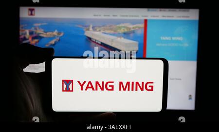 Allemagne. 7 novembre 2024. Dans cette illustration photo, une personne tient un téléphone portable avec le logo de la société Yang Ming Marine transport Corporation sur l'écran devant la page Web de l'entreprise. (Crédit image : © timon Schneider/SOPA images via ZUMA Press Wire) USAGE ÉDITORIAL SEULEMENT ! Non destiné à UN USAGE commercial ! Banque D'Images