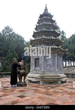 27 février 2005 ; Hue, Vietnam ; Un moine prépare de l'encens à la pagode Thien Mu. Banque D'Images