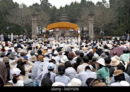 27 février 2005 ; Hue, Vietnam ; Vénérable Maître zen THICH NHAT HANH parle à une foule enthousiaste à la pagode Thien Mu. Hanh, 79 ans, retourne au Vietnam après la levée d’une interdiction de 40 ans (placée en 1966). Hanh est un poète respecté, un érudit et un militant pour la paix et les droits humains. Banque D'Images