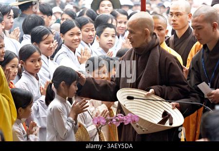 27 février 2005 ; Hue, Vietnam ; Vénérable Maître zen THICH NHAT HANH visite la pagode Thien Mu. Hanh, 79 ans, retourne au Vietnam après la levée d’une interdiction de 40 ans (placée en 1966). Hanh est un poète respecté, un érudit et un militant pour la paix et les droits humains. Banque D'Images