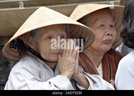 27 février 2005 ; Hue, Vietnam ; les dévots écoutent une conférence du Vénérable maître zen Thich Nhat Hanh à la pagode Thien Mu. Hanh, 79 ans, retourne au Vietnam après la levée d’une interdiction de 40 ans (placée en 1966). Hanh est un poète respecté, un érudit et un militant pour la paix et les droits humains. Banque D'Images