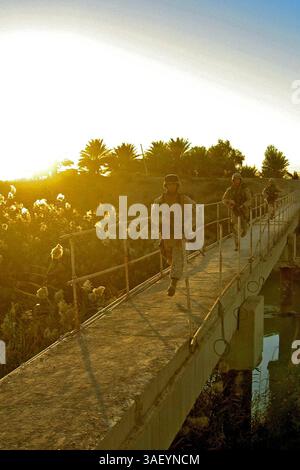 07 déc. 2004 ; Yusufiyah, Irak ; les Marines attachés à la 24e unité expéditionnaire des Marines patrouillent la ville de Mahmudiyah, Irak. Les Marines sont de la Golf Company, 2e bataillon, 24e Marines - un bataillon d'infanterie de réserve de Chicago. La 24e MEU poursuit ses opérations de sécurité et de stabilité dans la province de Babil, au nord du pays. Banque D'Images
