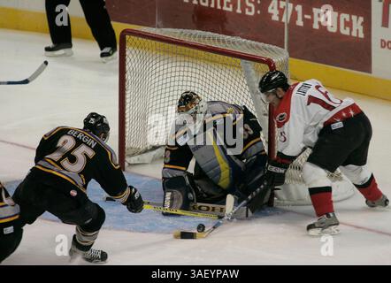 14 décembre 2004 ; Las Vegas, Nevada, États-Unis ; ECHL Hockey : Las Vegas Wranglers vs Greenville Grrowl. PHOTO : Wrangler n° 16 DANA LATTERY défis n° 33 Greenville gardien MIKE MORRISON et Greenville n° 25 KEVIN BERGIN. Banque D'Images