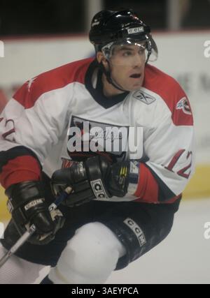 14 décembre 2004 ; Las Vegas, Nevada, États-Unis ; ECHL Hockey : Las Vegas Wranglers vs Greenville Grrowl. PHOTO : Wrangler No.12a BILLY TIBBETS RW . Banque D'Images