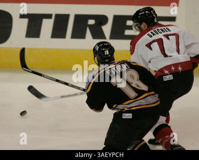 14 décembre 2004 ; Las Vegas, Nevada, États-Unis ; ECHL Hockey : Las Vegas Wranglers vs Greenville Grrowl. PHOTO : no 18 Greenville Center RICHARD PITIRRI 6-0 220 1978-01-01 et Wrangler no 77 RYAN GAUCHER. Banque D'Images