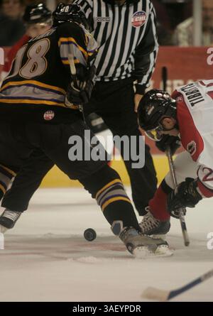 14 décembre 2004 ; Las Vegas, Nevada, États-Unis ; ECHL Hockey : Las Vegas Wranglers vs Greenville Grrowl. PHOTO : no 18 Greenville Center RICHARD PITIRRI 6-0 220 1978-01-01 et Wrangler RW no 12a BILLY TIBBETTS Banque D'Images