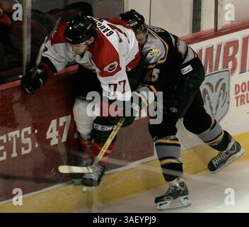 14 décembre 2004 ; Las Vegas, Nevada, États-Unis ; ECHL Hockey : Las Vegas Wranglers vs Greenville Grrowl. PHOTO : Wrangler No.77 RYAN GAUCHER et Greenville No.25 KEVIN BERGIN. Banque D'Images