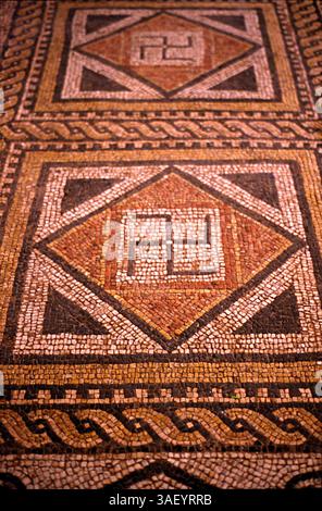 16 décembre 2004 ; Terragona, ESPAGNE ; (photo) Swastika sur sol en mosaïque romaine à Terragona, Espagne. La croix gammée est un symbole ancien utilisé depuis plus de 3 000 ans. Le mot SVASTIKA vient du sanskrit svastika - 'su' signifiant 'bien', 'asti' signifiant 'être', et 'ka' comme suffixe. Jusqu'à ce que les nazis utilisent ce symbole, la croix gammée a été utilisée par de nombreuses cultures au cours des 3 000 dernières années pour représenter la vie, le soleil, le pouvoir, la force et la chance. Banque D'Images