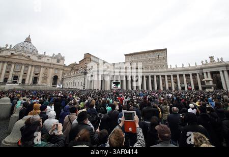 15 mars 2015 - État de la Cité du Vatican (Saint-Siège) - LE PAPE FRANÇOIS prononce la prière de l'Angélus sur la place Pierre au Vatican. (Crédit image : © Evandro Inetti/ZUMA Wire) Banque D'Images