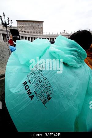 15 mars 2015 - État de la Cité du Vatican (Saint-Siège) - LE PAPE FRANÇOIS prononce la prière de l'Angélus sur la place Pierre au Vatican. (Crédit image : © Evandro Inetti/ZUMA Wire) Banque D'Images