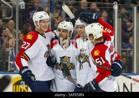15 mars 2015 : le centre des Panthers de Floride Brandon Pirri (73) célèbre avec le centre des Panthers de Floride Nick Bjugstad (27) et le défenseur des Panthers de la Floride Brian Campbell (51) après avoir marqué un but en troisième période pendant le match entre les Rangers de New York et les Panthers de la Floride au Madison Square Garden à Manhattan, New York . Les Rangers de New York battent les Panthers de Floride 2-1. Crédit obligatoire : Kostas Lymperopoulos/CSM (crédit image : © Kostas Lymperopoulos/Cal Sport Media/ZUMAPRESS.com) Banque D'Images
