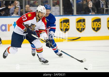 15 mars 2015 : le centre des Panthers de la Floride Brandon Pirri (73 ans) manipule la rondelle pendant le match entre les Rangers de New York et les Panthers de la Floride au Madison Square Garden à Manhattan, New York. Crédit obligatoire : Kostas Lymperopoulos/CSM (crédit image : © Kostas Lymperopoulos/Cal Sport Media/ZUMAPRESS.com) Banque D'Images