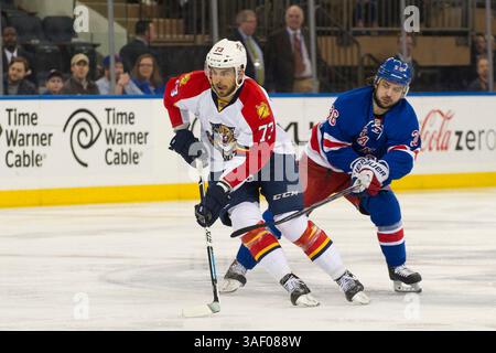 15 mars 2015 : L'aile droite des New York Rangers Mats Zuccarello (36) coupe le centre des Florida Panthers Brandon Pirri (73) pendant le match entre les New York Rangers et les Florida Panthers au Madison Square Garden à Manhattan, New York . Les Rangers de New York battent les Panthers de Floride 2-1. Crédit obligatoire : Kostas Lymperopoulos/CSM (crédit image : © Kostas Lymperopoulos/Cal Sport Media/ZUMAPRESS.com) Banque D'Images