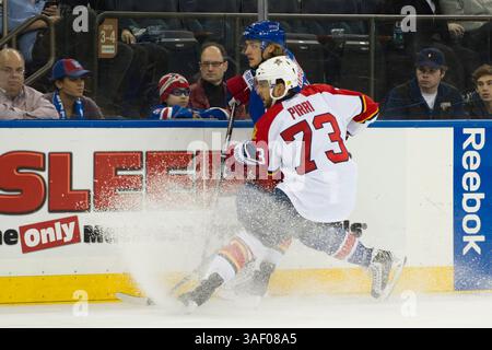 15 mars 2015 : le centre des Panthers de Floride Brandon Pirri (73) pulvérise de la neige alors qu'il glisse jusqu'à un arrêt avec Carl Hagelin (62), l'aile gauche des New York Rangers, lors du match entre les New York Rangers et les Florida Panthers au Madison Square Garden à Manhattan, New York. Crédit obligatoire : Kostas Lymperopoulos/CSM (crédit image : © Kostas Lymperopoulos/Cal Sport Media/ZUMAPRESS.com) Banque D'Images