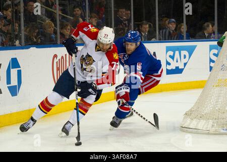 15 mars 2015 : le centre des Panthers de Floride Brandon Pirri (73) éloigne le palet du défenseur des New York Rangers Dan Girardi (5) pendant le match entre les New York Rangers et les Florida Panthers au Madison Square Garden à Manhattan, New York . Les Rangers de New York battent les Panthers de Floride 2-1. Crédit obligatoire : Kostas Lymperopoulos/CSM (crédit image : © Kostas Lymperopoulos/Cal Sport Media/ZUMAPRESS.com) Banque D'Images