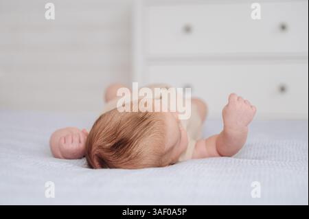 Gros plan de la peau douce et saine d'un nouveau-né, symbolisant les soins doux, l'amour Banque D'Images