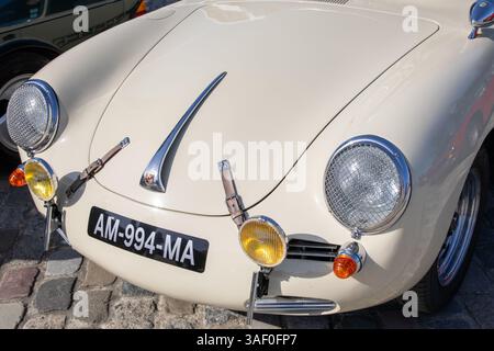 Bordeaux , France - 04 07 2025 : logo logo de l'emblème avant porsche 356 marque et signe textuel de la course de voitures de sport allemandes vintage des années 50 Banque D'Images