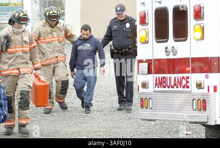 19 février 2015 - Pasco, WA, États-Unis - les pompiers de Pasco et un policier de Pasco aident Antonio Zambrano-Montes à se rendre dans une ambulance le 22 janvier 2015 près de l'intersection de West C Street et South Seventh Avenue à Pasco, Washington. Les officiels disent que l'homme était l'occupant solitaire d'une maison au 934 S. Sixth Ave. quand elle a pris feu. Le chef de bataillon Tom Tveit du service d'incendie de Pasco a déclaré que la maison était complètement engloutie par des flammes tirant sur trois côtés lorsque les pompiers sont arrivés. Les employés de la ville l'ont sauvé de l'incendie. Zambrano-Montes a été abattu le 10 février par des policiers de Pasco. (Crédit Imag Banque D'Images